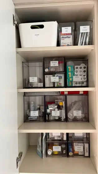 Apteczka w opisanych szufladkach