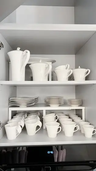 Porcelana ustawiona na półkach z podestem