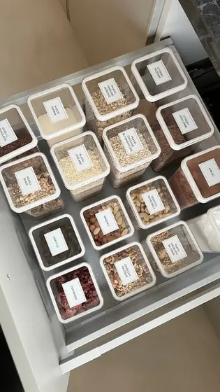 Szuflada śniadaniowa z opisanymi pojemnikami na produkty sypkie
