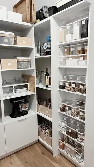 Spiżarnia z pojemnikami i koszami na zapasy