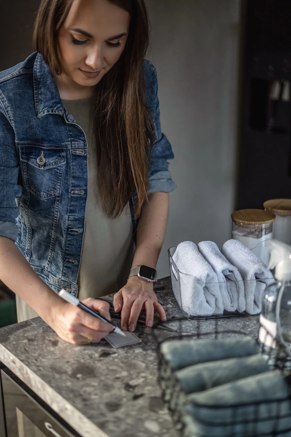 Magdalena Kornacka opisuje etykietę przy kuchennym blacie