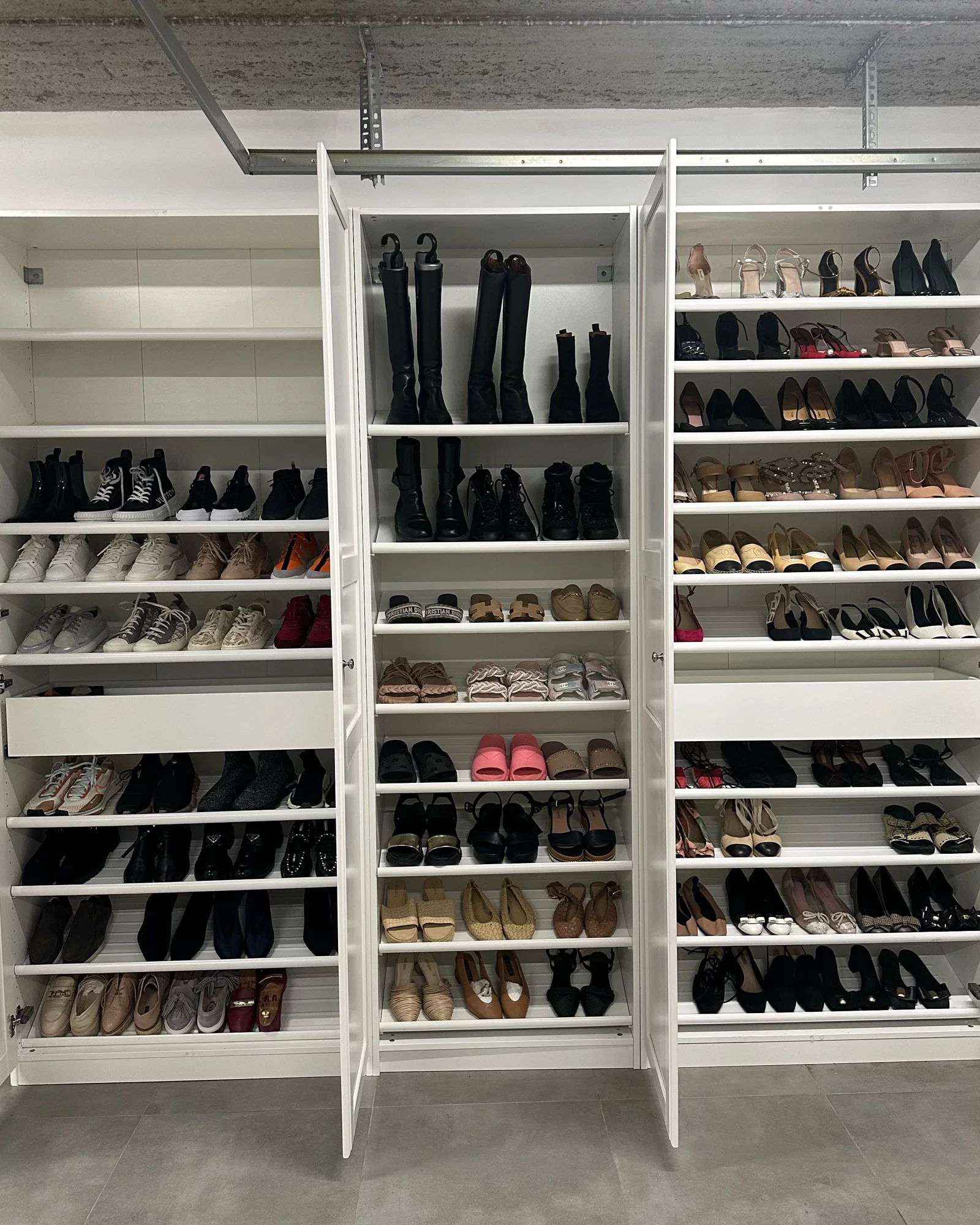 Buty na otwartych półkach w szafie, kozaki na wyższej półce, realizacja organized_by_mk