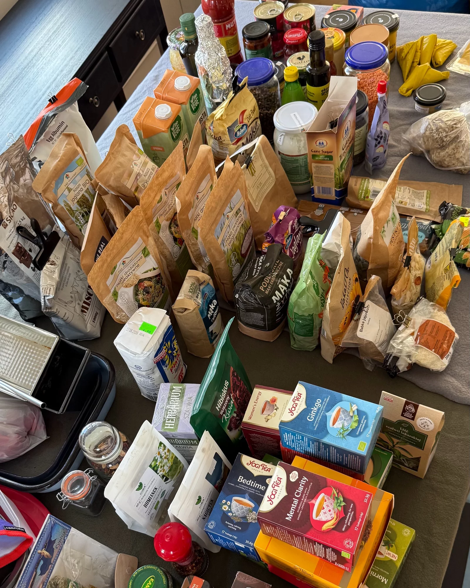 Produkty spożywcze pogrupowane w kategorie na stole podczas przeglądu kuchni, realizacja organized_by_mk